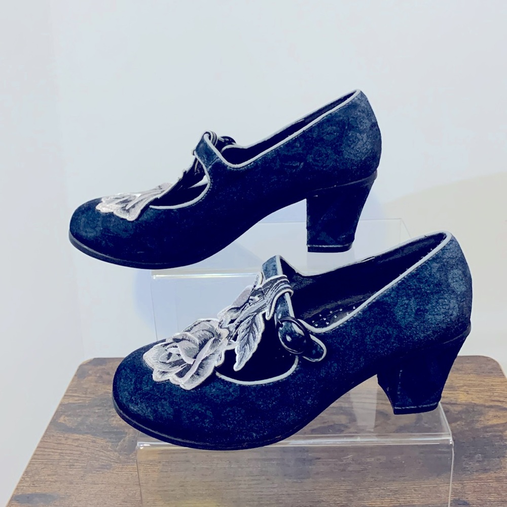 Black Tudor roses shoe Hot Chocolate design EU36
